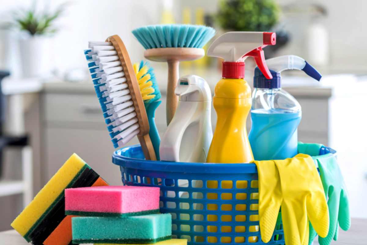 Window and glass cleaning tools and supplies